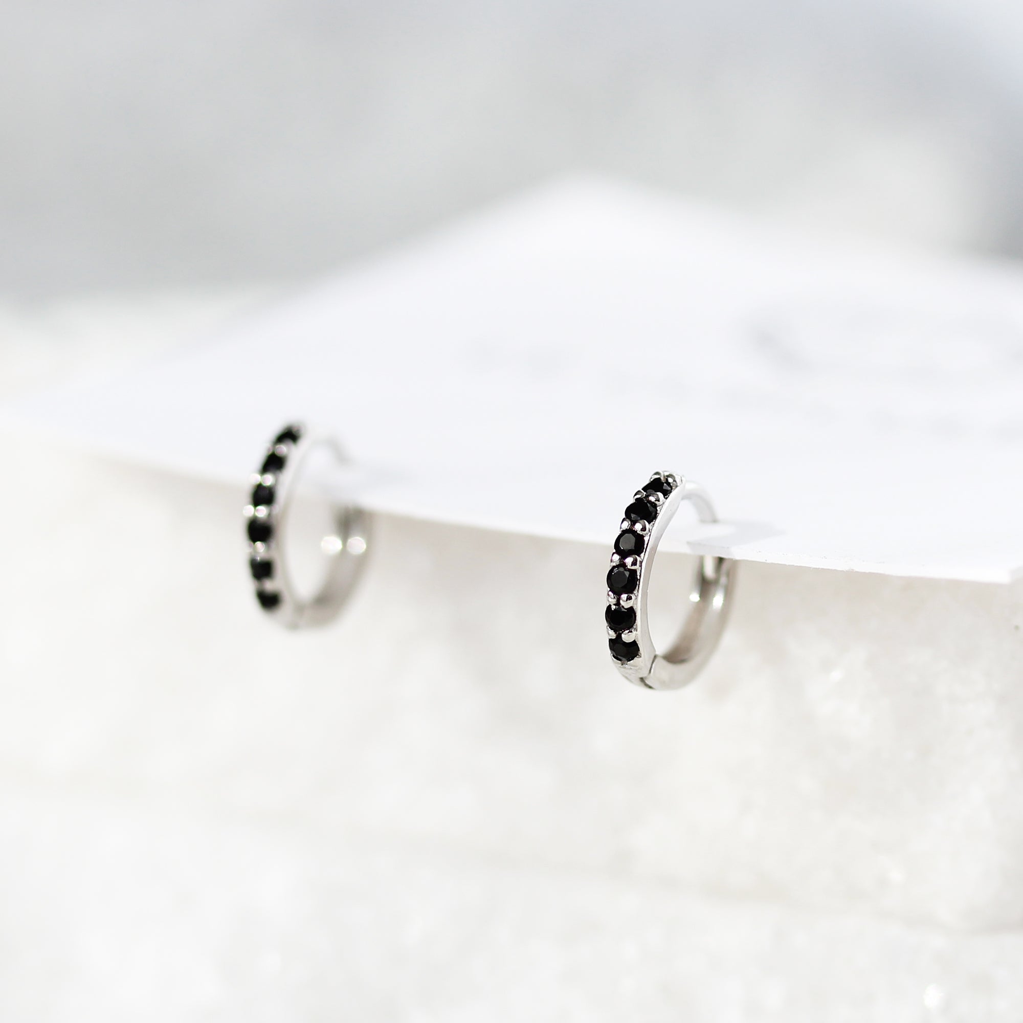 Les petits sparkly noirs - anneaux clicker en argent sterling