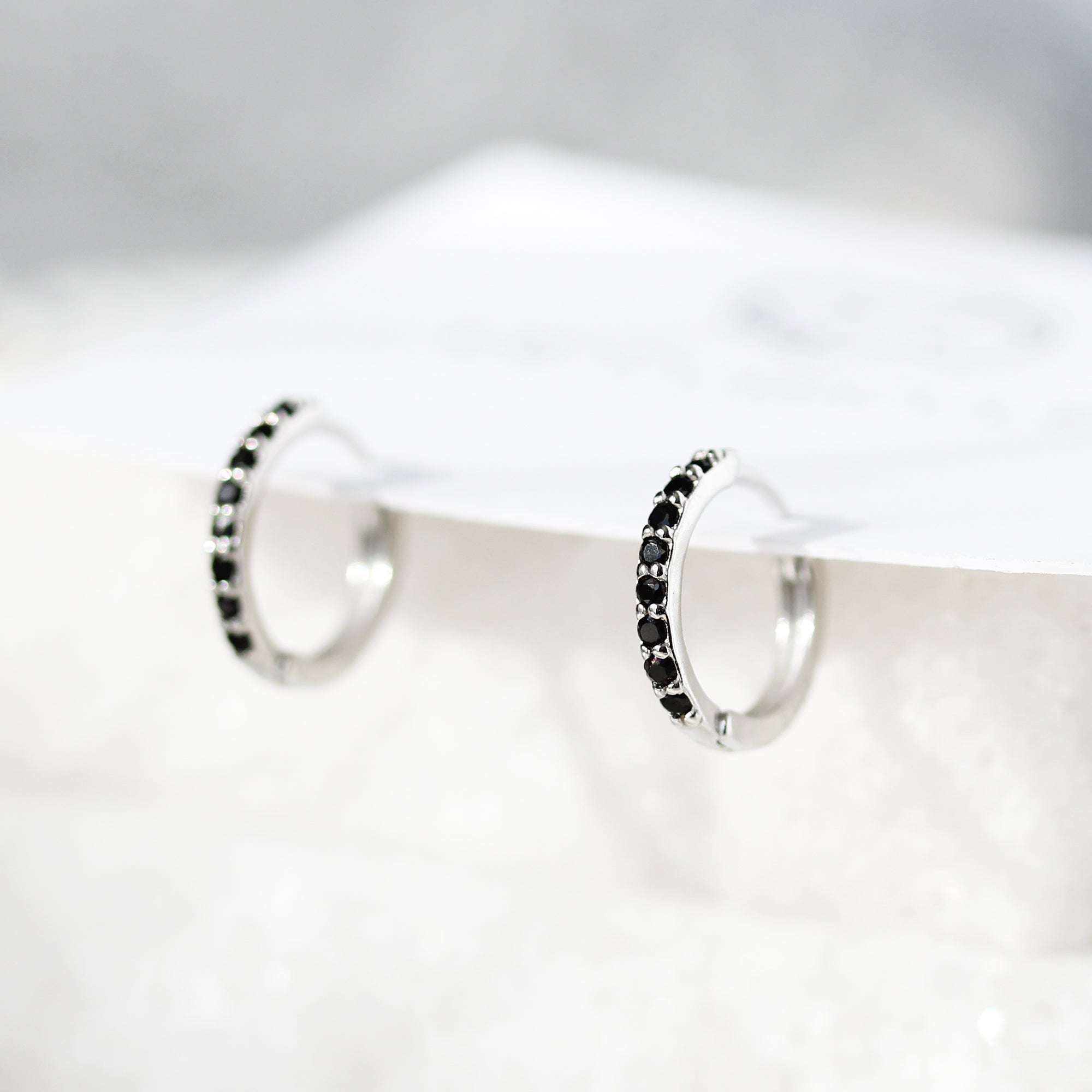 Les petits sparkly noirs - anneaux clicker en argent sterling