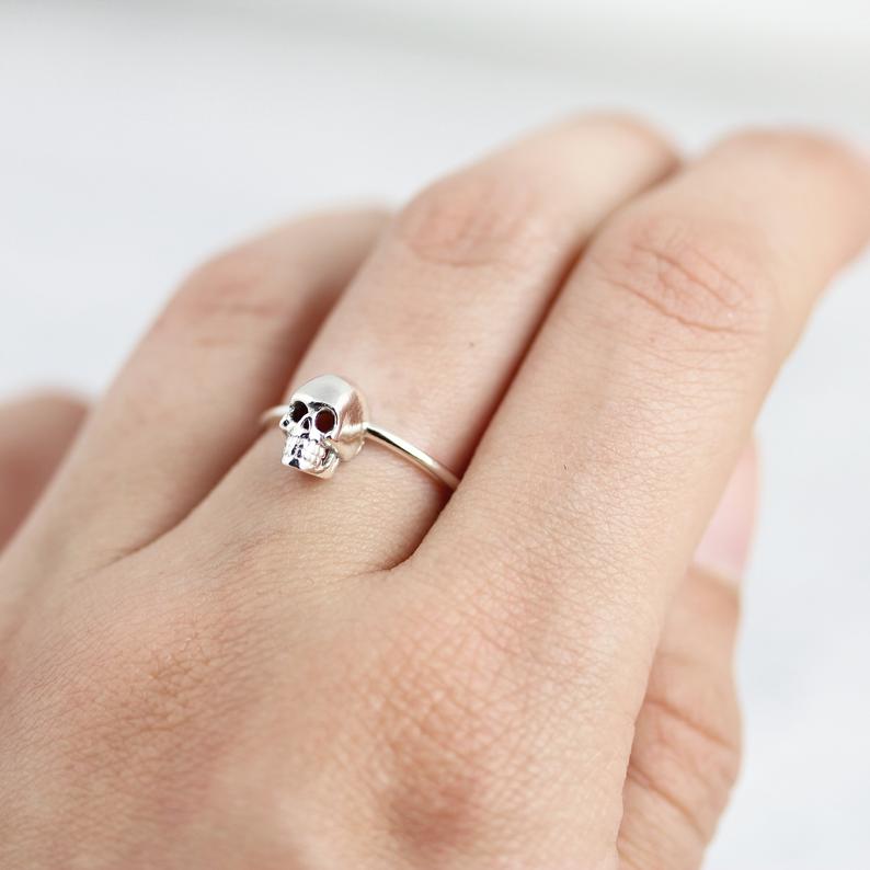 Bague avec petit crâne