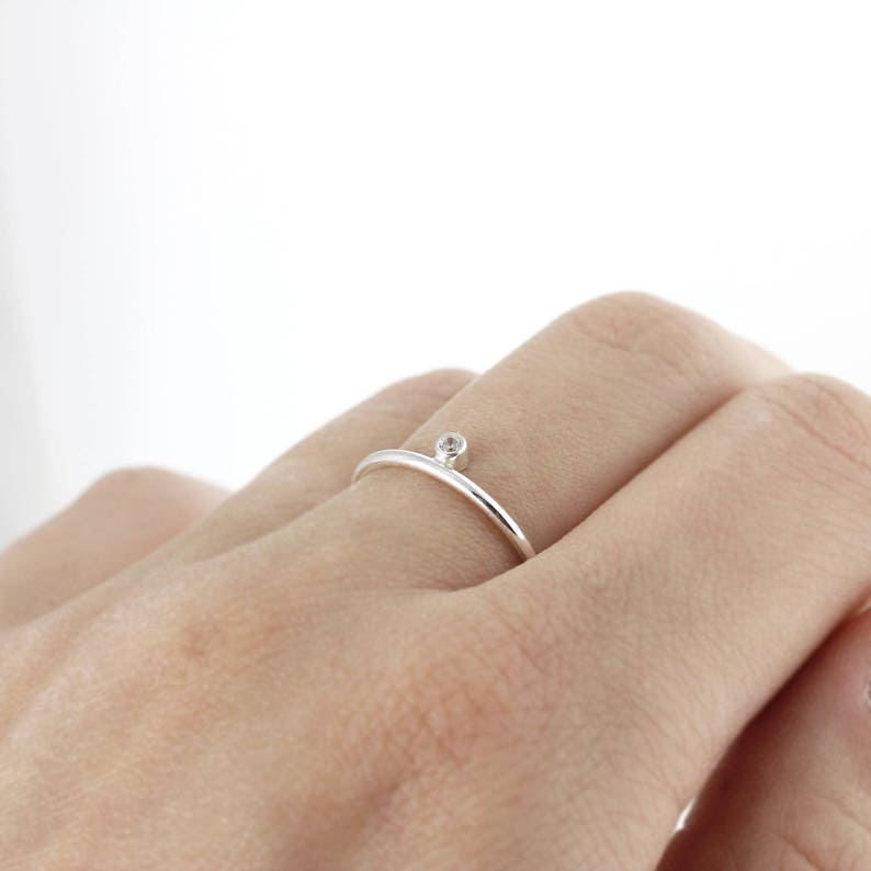 Bague avec petite pierre sur un côté
