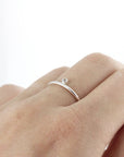 Bague avec petite pierre sur un côté