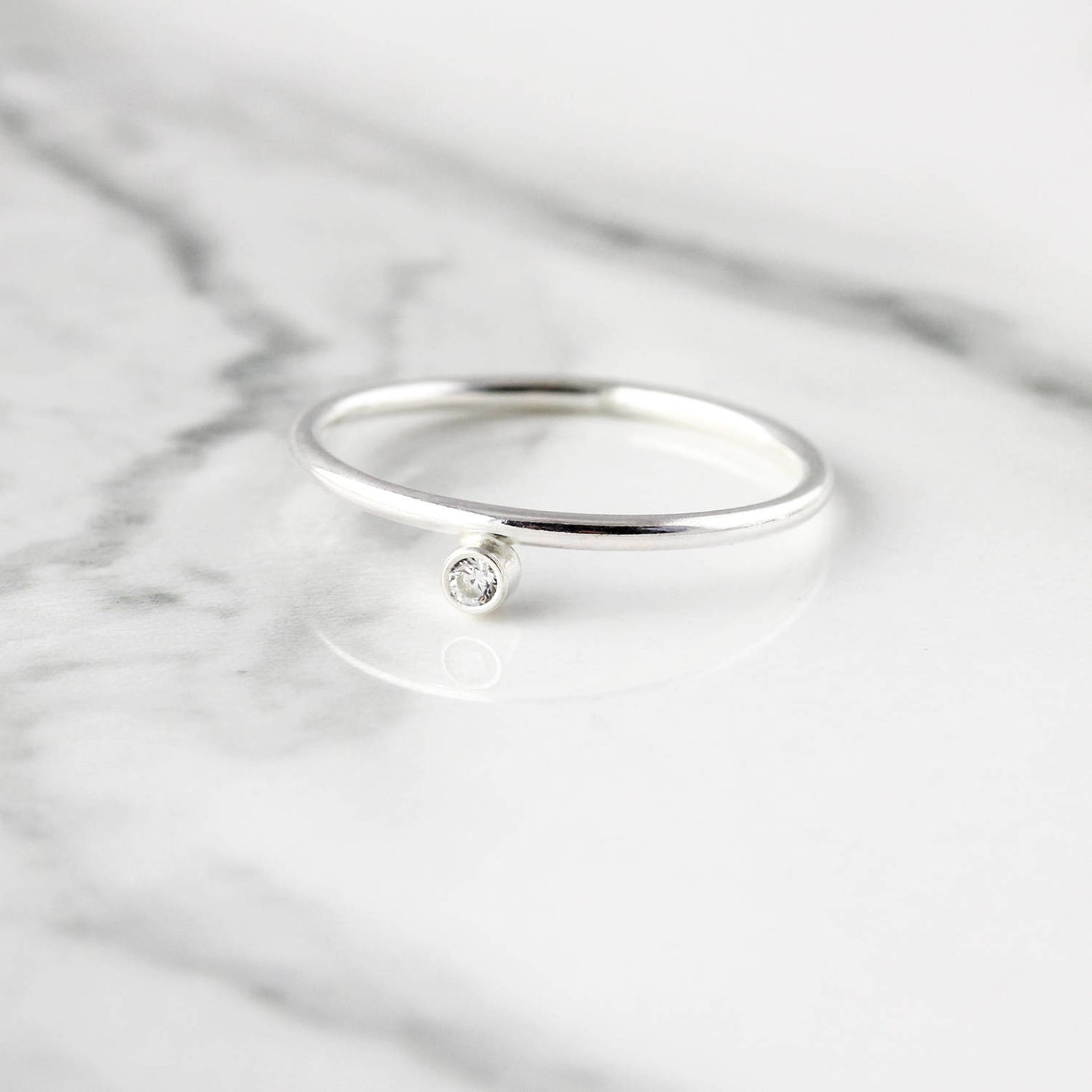 Bague avec petite pierre sur un côté