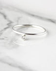 Bague avec petite pierre sur un côté