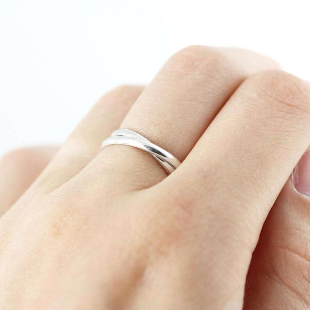 Double crossed ring