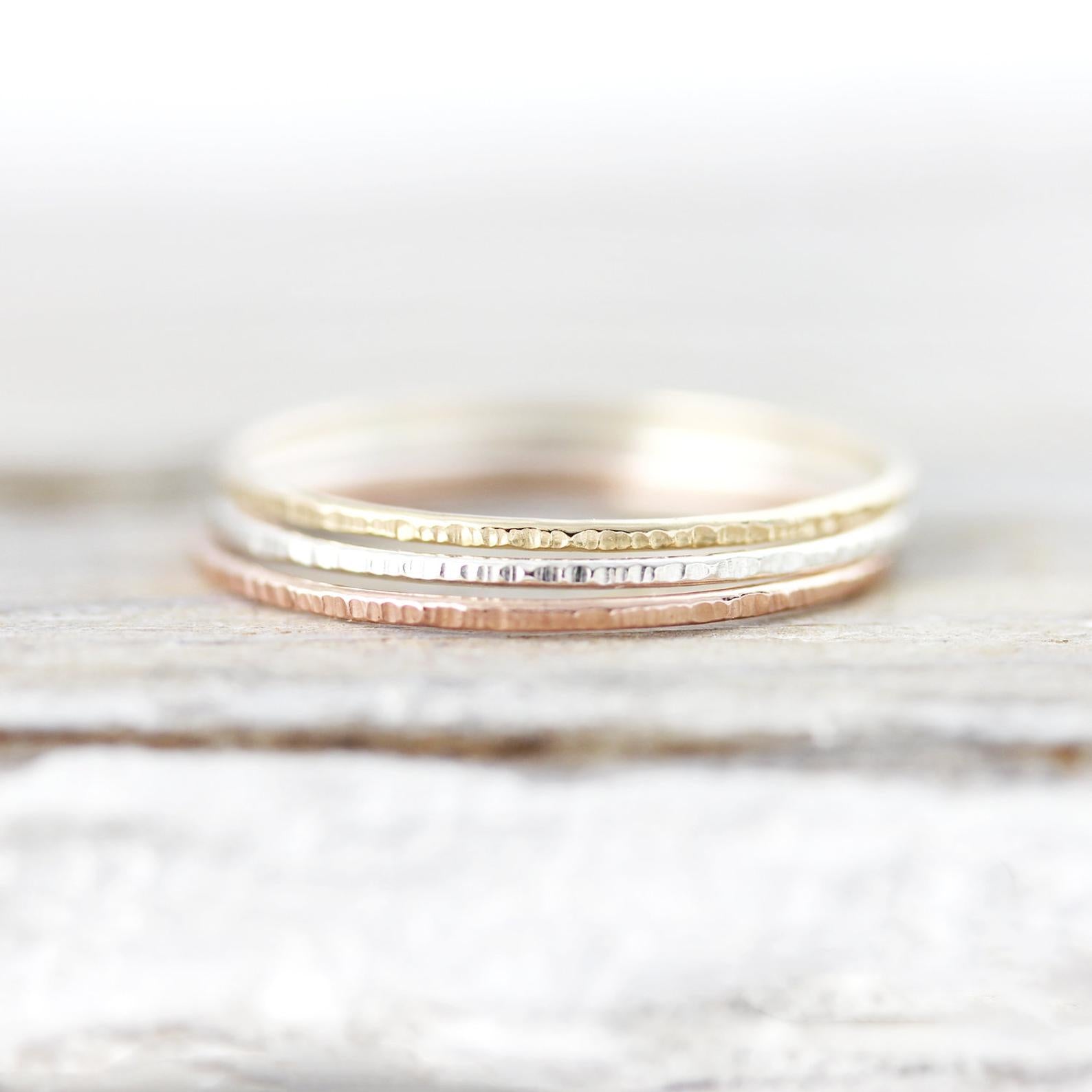 Extra thin ring Lined, rounded edges 0.8mm