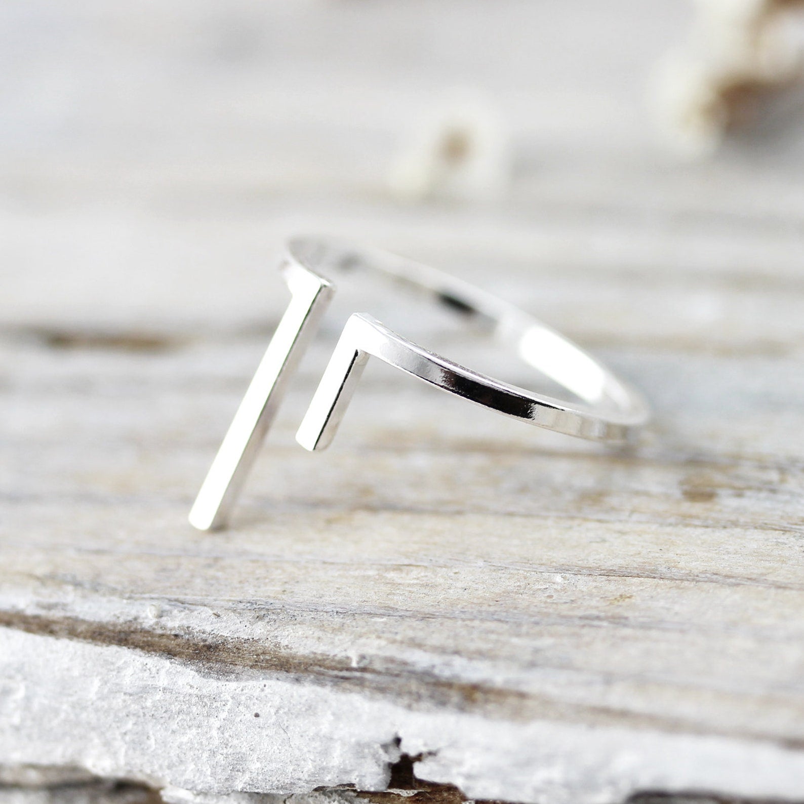 Open ring with two asymmetric bars