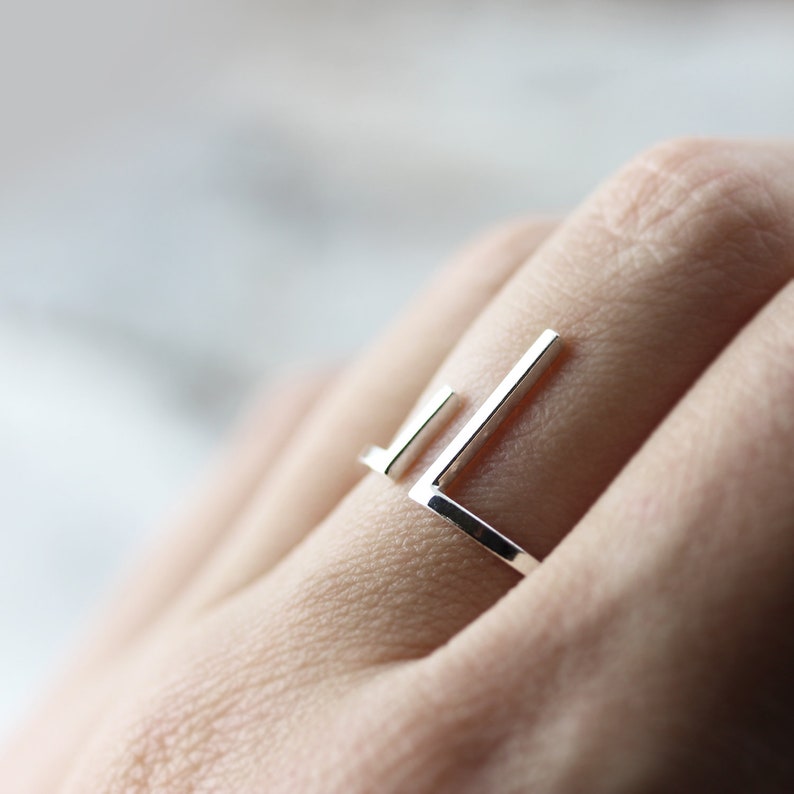 Open ring with two asymmetric bars