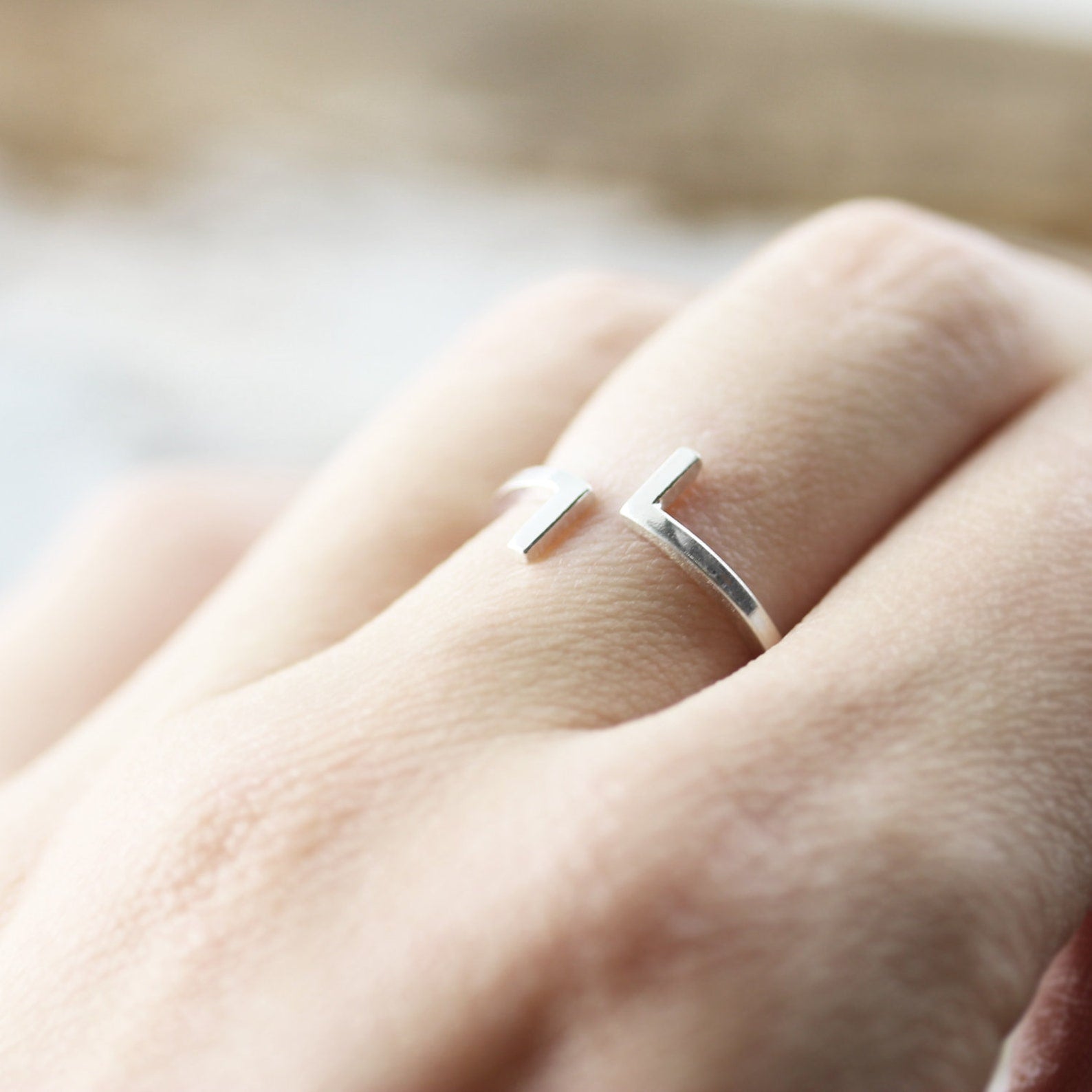 Open ring with short bars