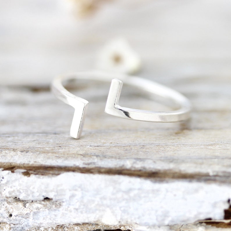 Open ring with short bars