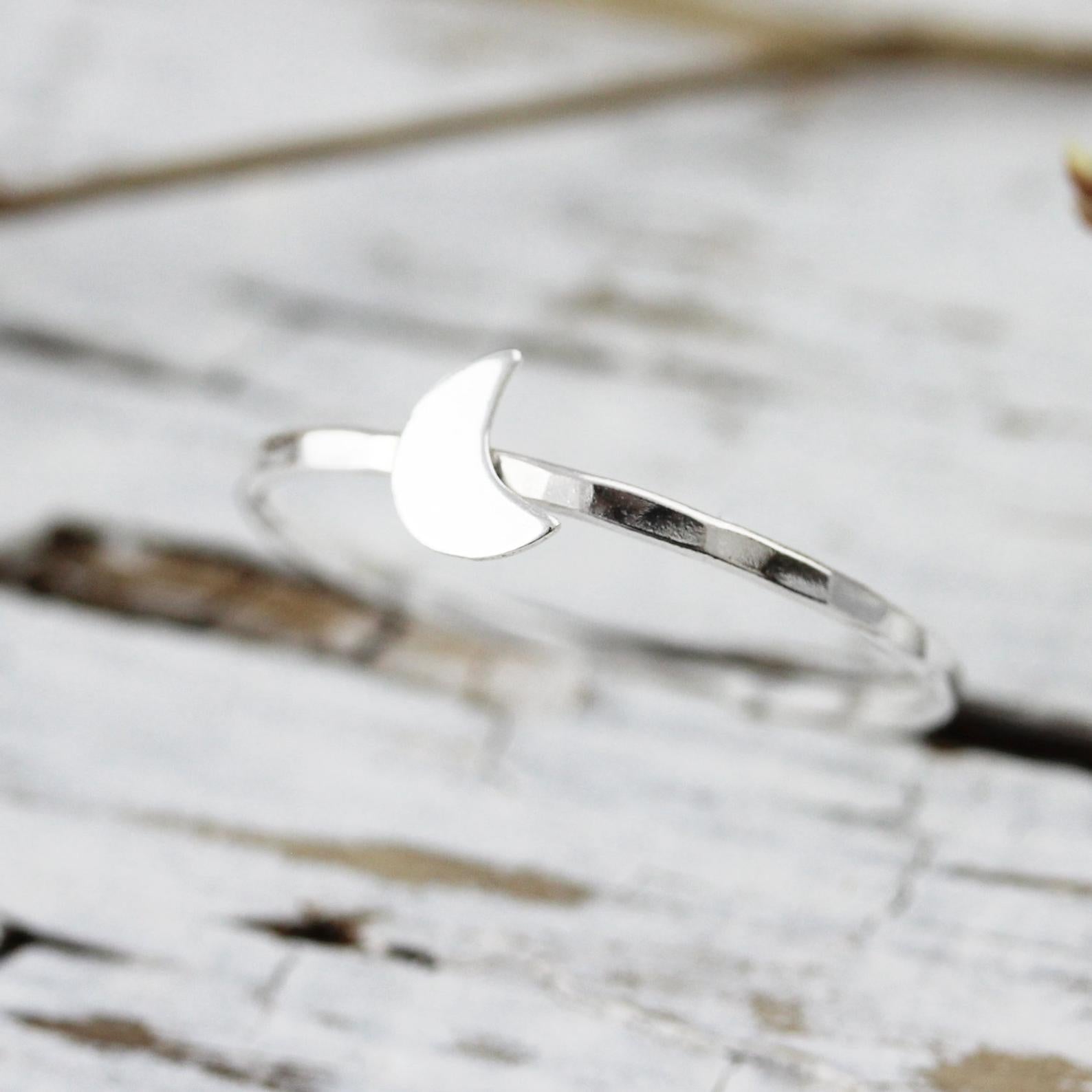 Bague avec petit croissant de lune