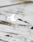 Bague avec petit croissant de lune
