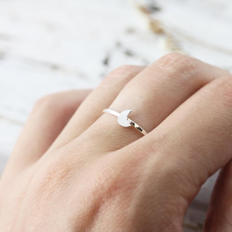 Bague avec petit croissant de lune