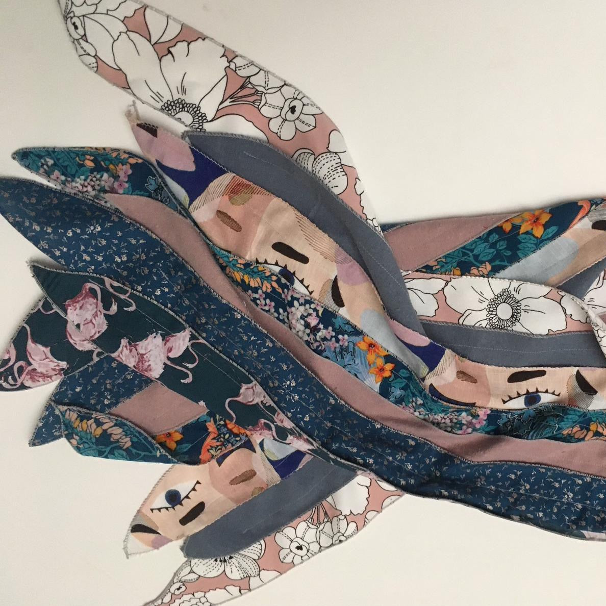 Foulard bleu et rose