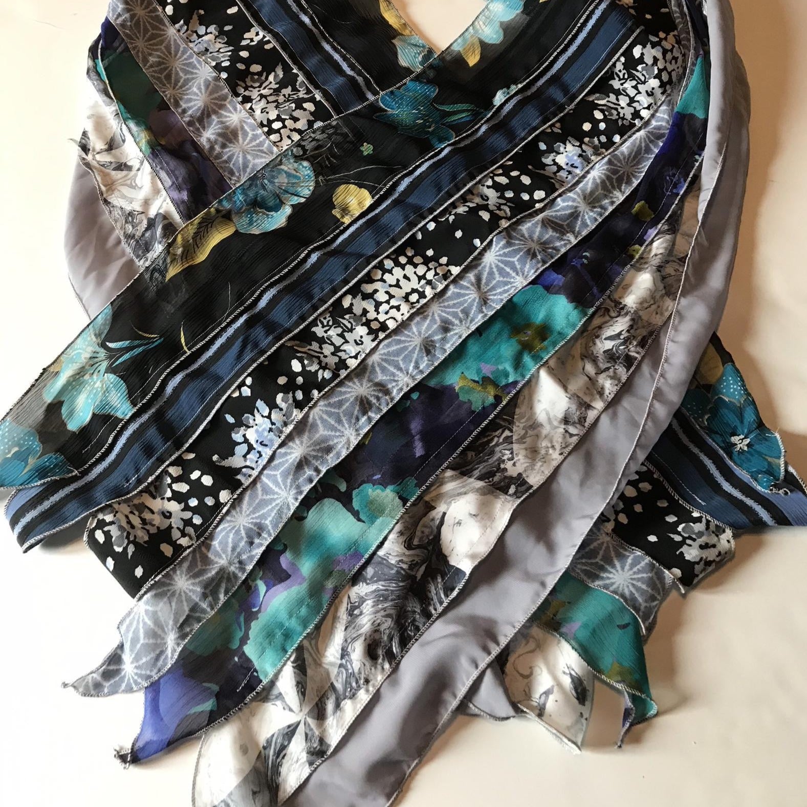 Foulard turquoise, gris et noir